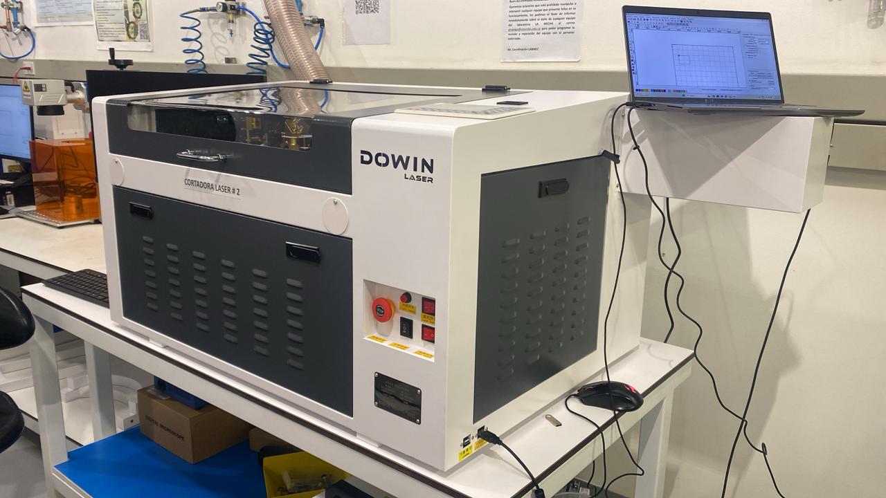 Cortadora láser DW-6040 instalada en Uniandes